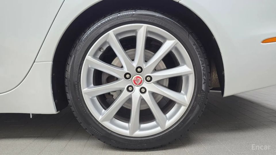 Jaguar XJ