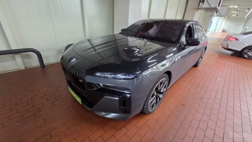 BMW i7