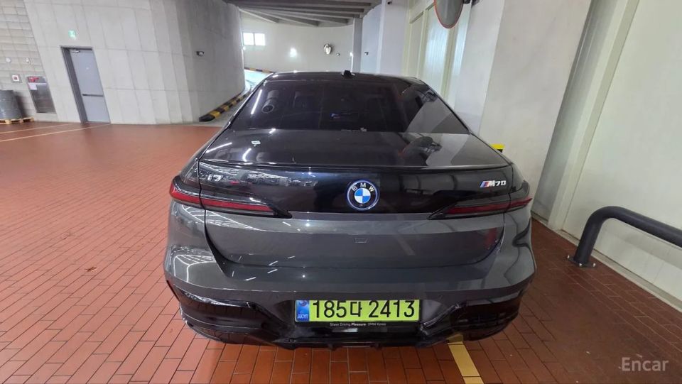 BMW i7