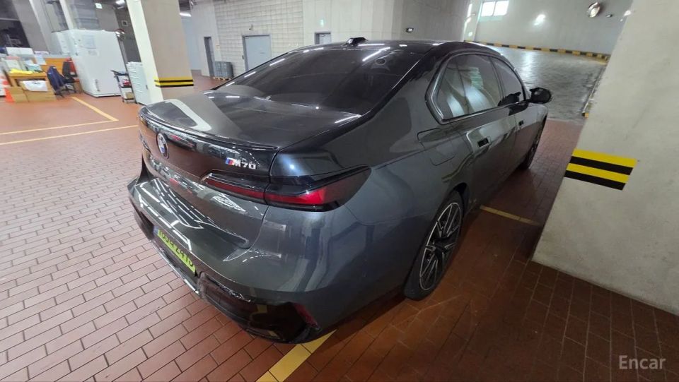 BMW i7