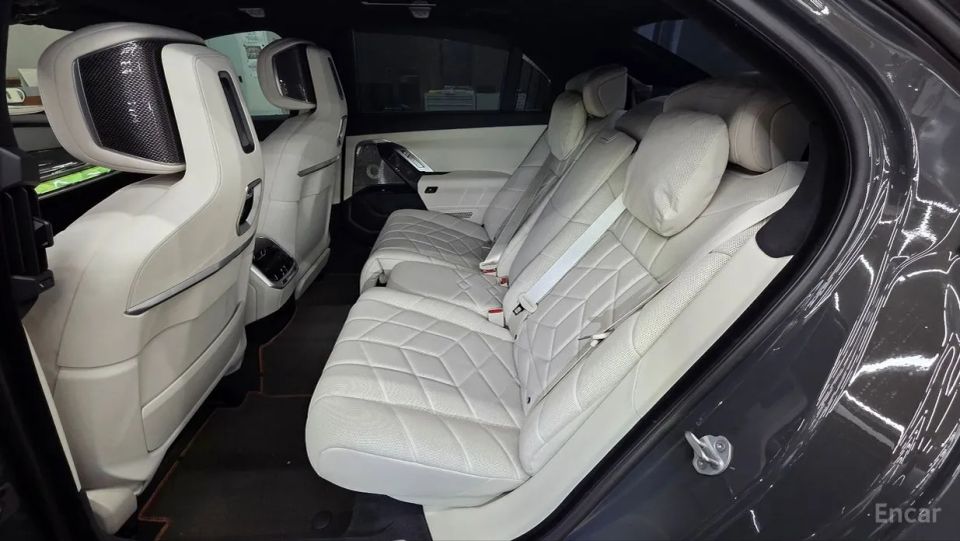 BMW i7