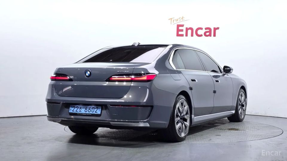 BMW i7