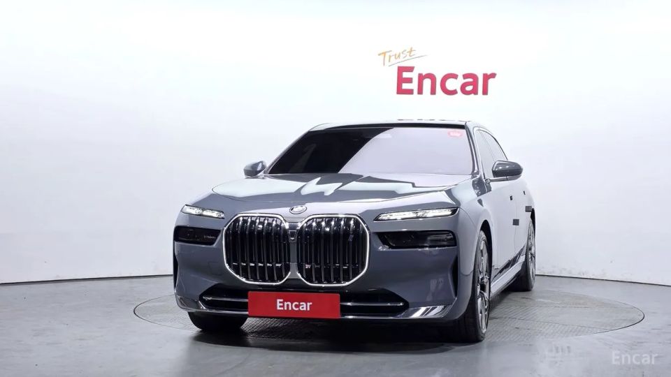 BMW i7