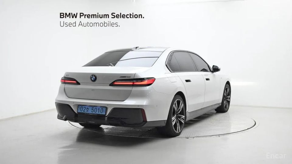 BMW i7