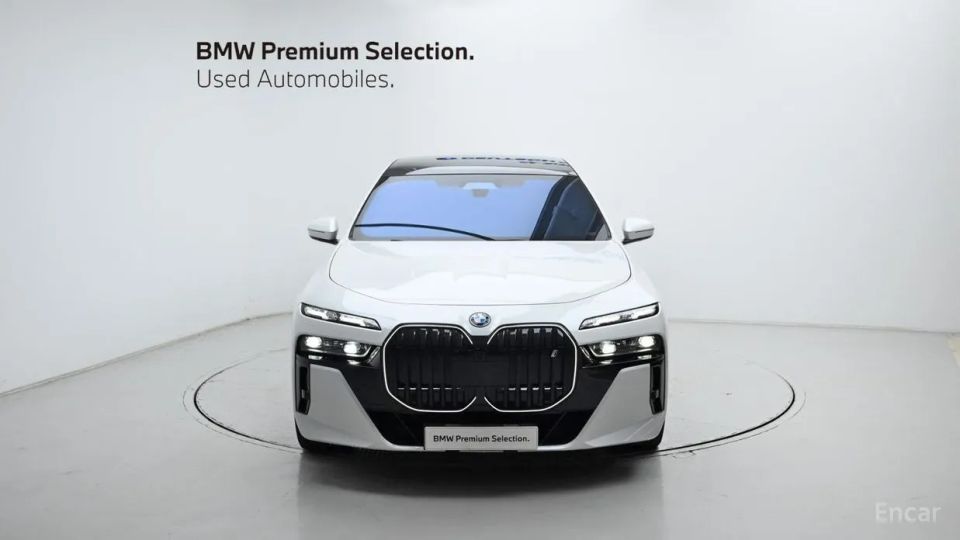 BMW i7
