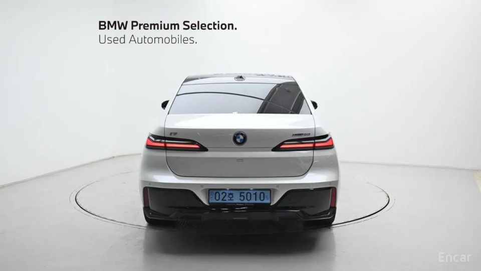 BMW i7