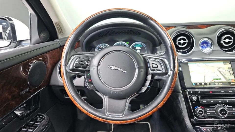 Jaguar XJ