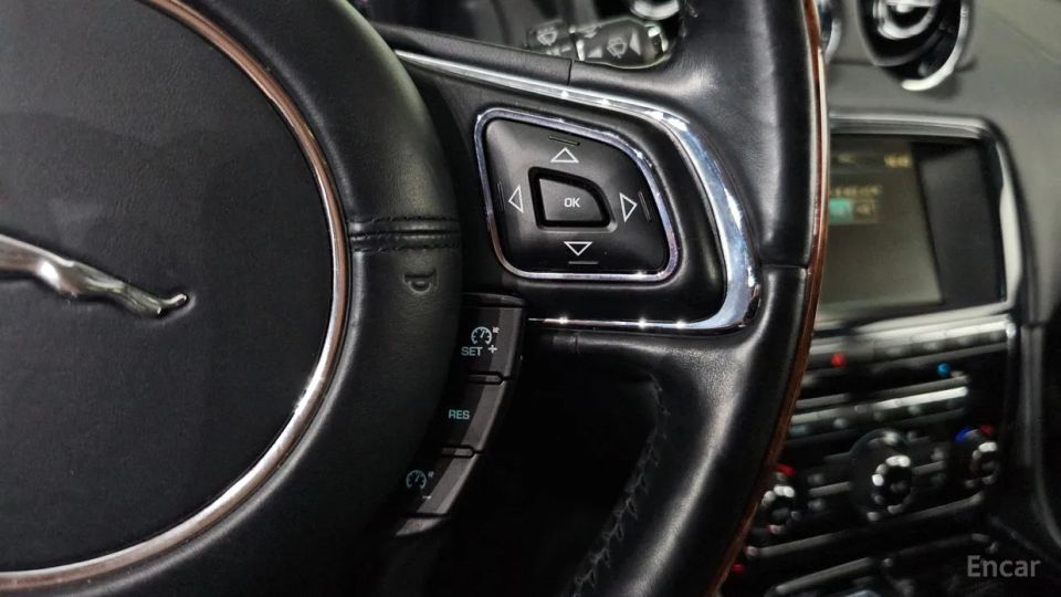Jaguar XJ