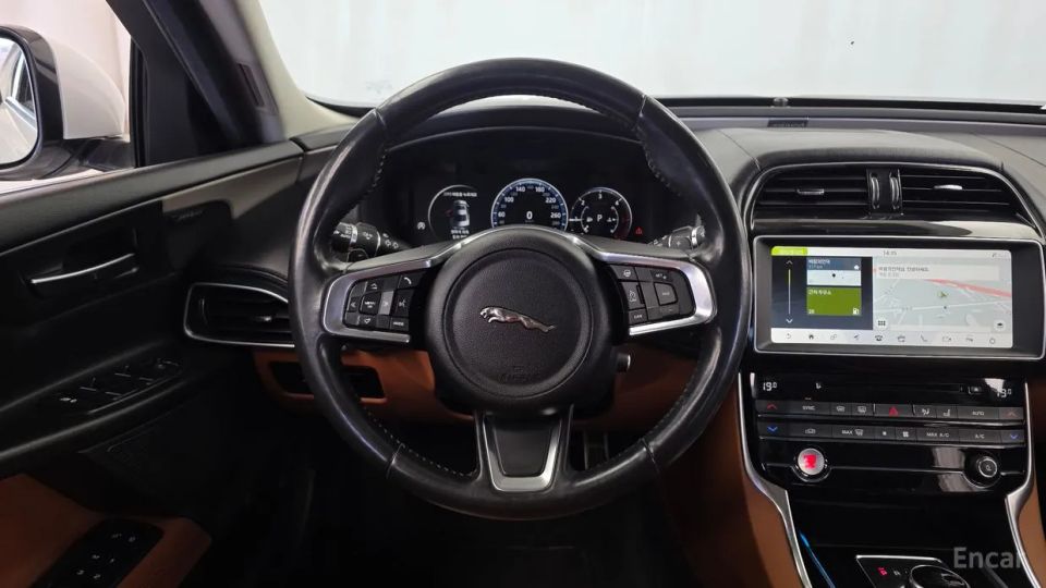 Jaguar XE