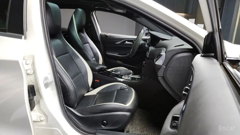 Infiniti Q30