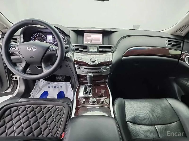 Infiniti M