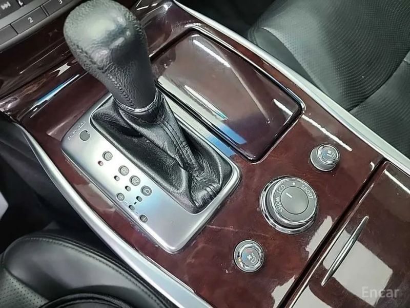 Infiniti M