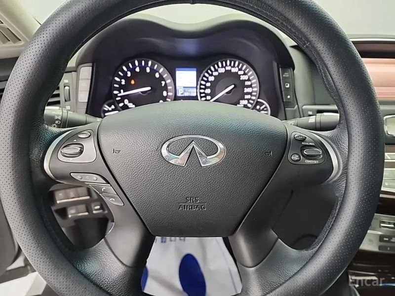 Infiniti M