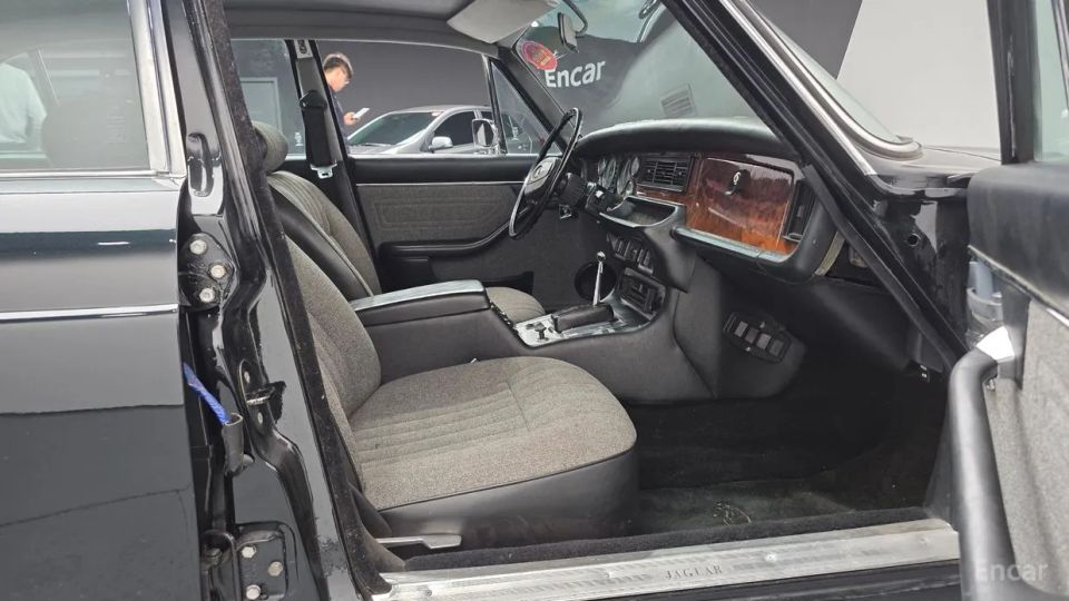 Jaguar XJ-6