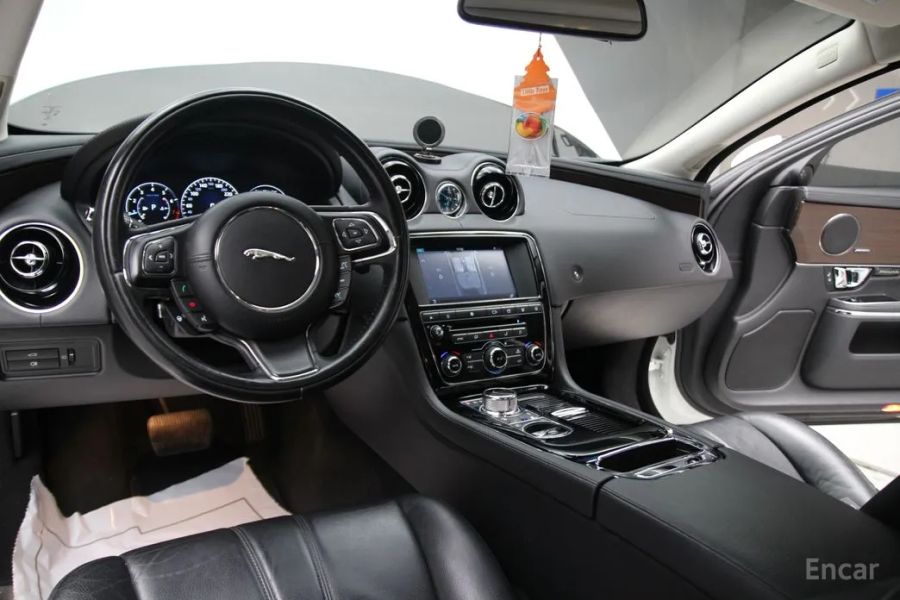 Jaguar XJ