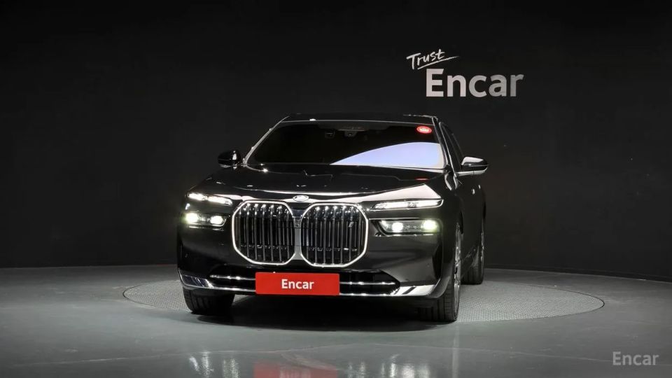 BMW i7