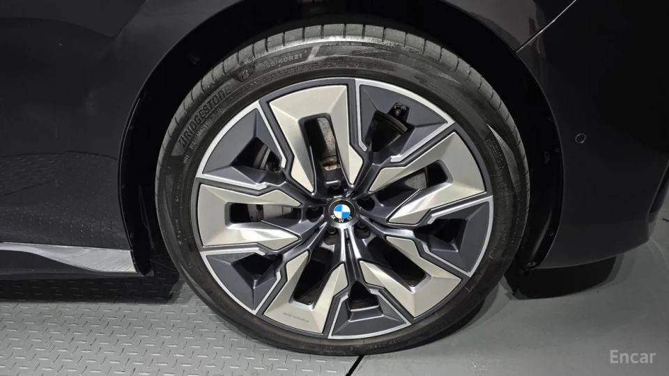 BMW i7