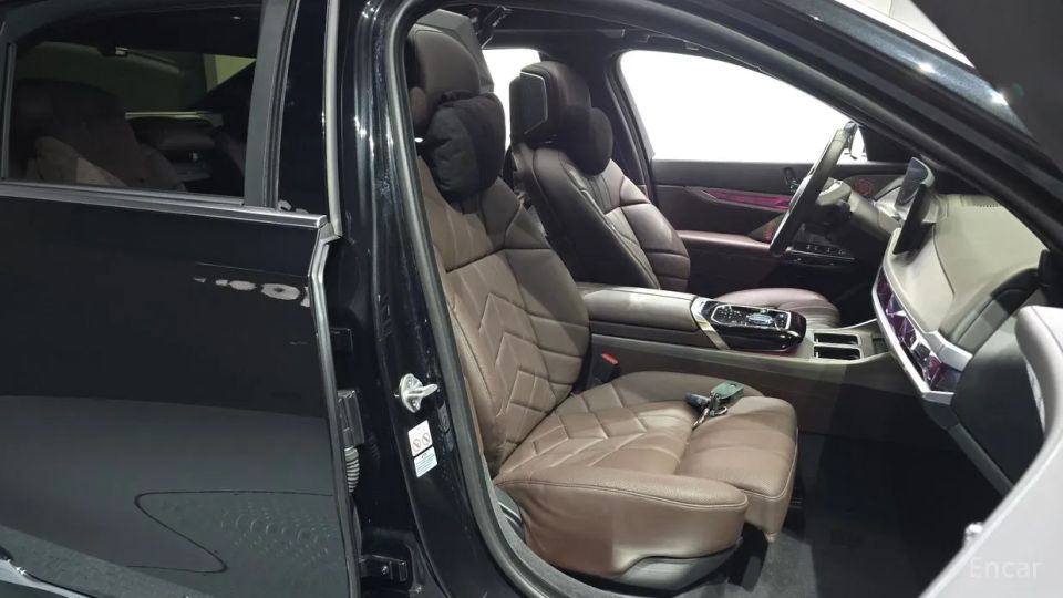 BMW i7