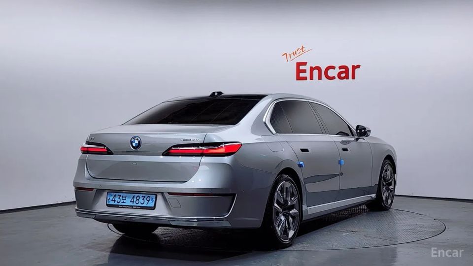 BMW i7