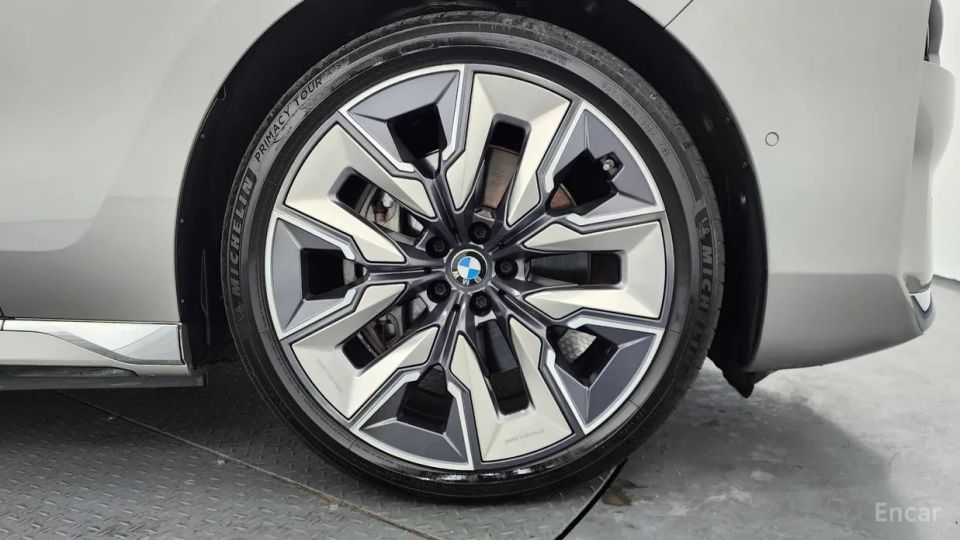BMW i7
