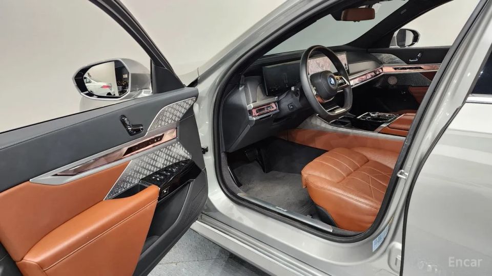 BMW i7