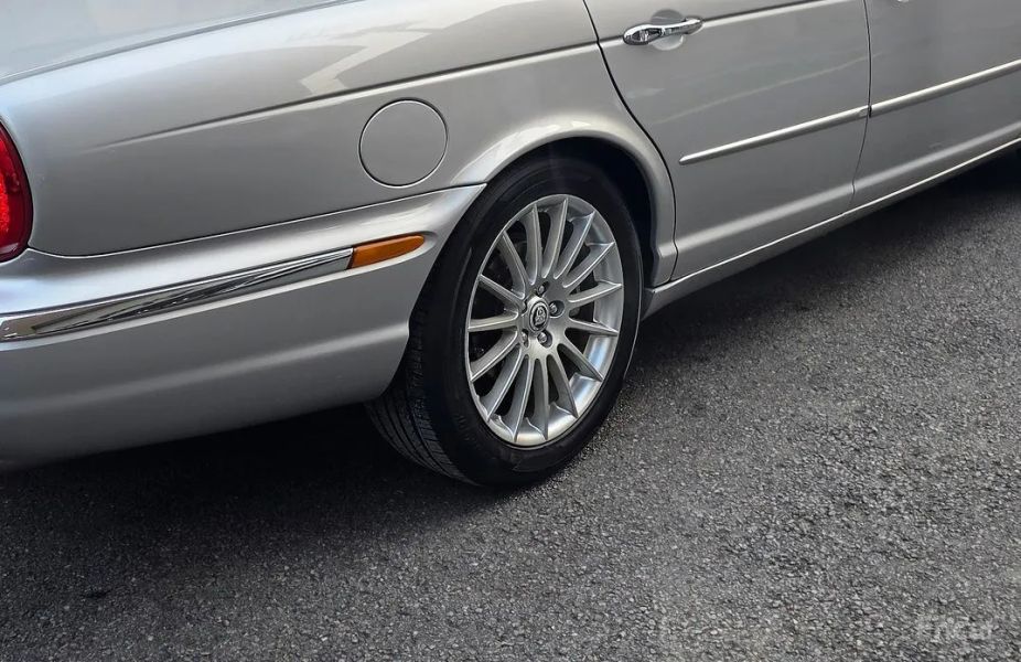 Jaguar XJ-6
