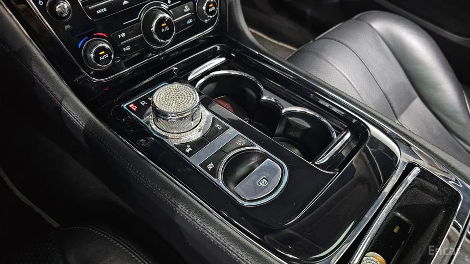 Jaguar XJ