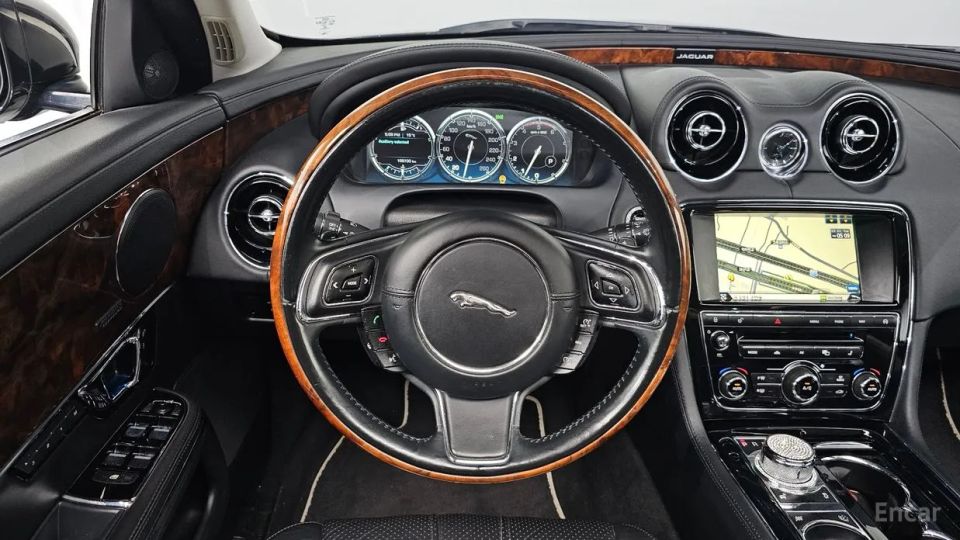 Jaguar XJ