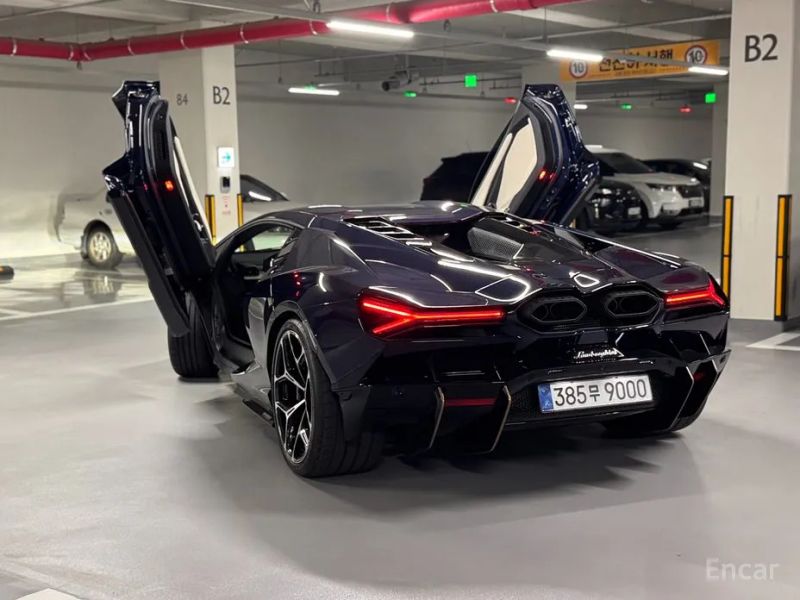 Lamborghini Revuelto