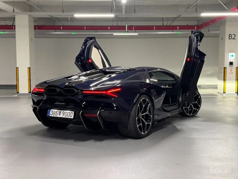Lamborghini Revuelto