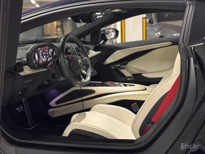 Lamborghini Revuelto