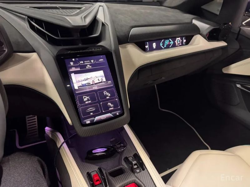 Lamborghini Revuelto