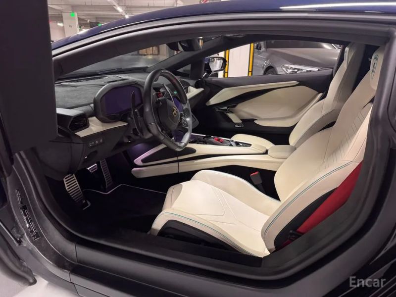 Lamborghini Revuelto