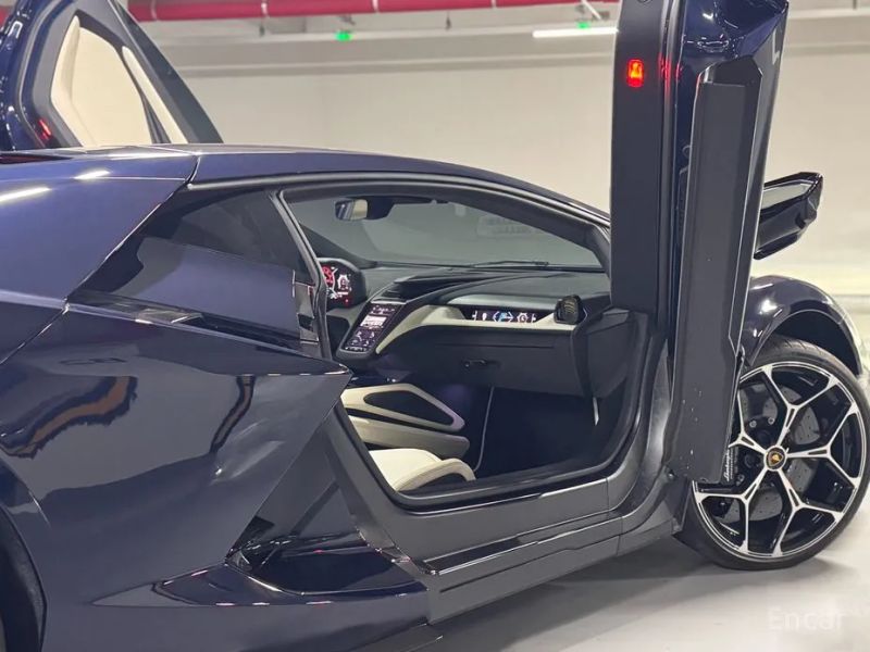Lamborghini Revuelto