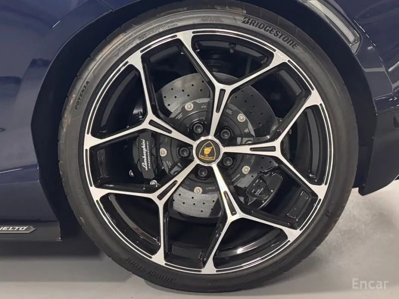 Lamborghini Revuelto