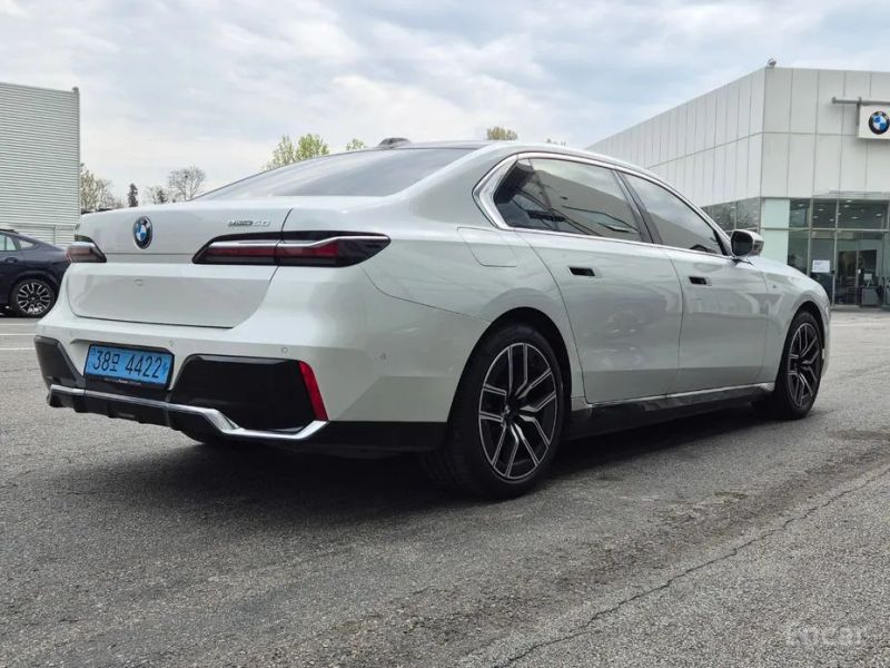 BMW i7