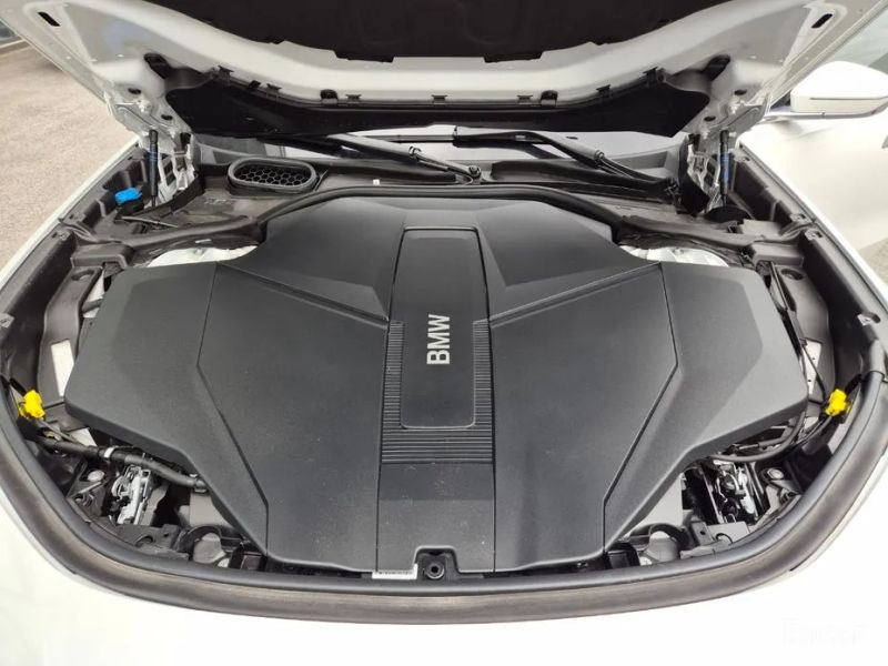 BMW i7