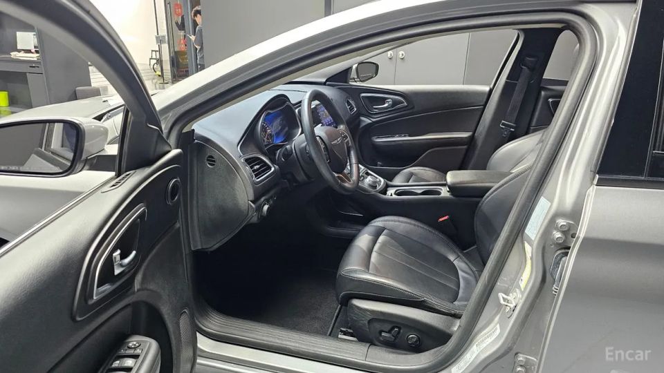 Chrysler 200