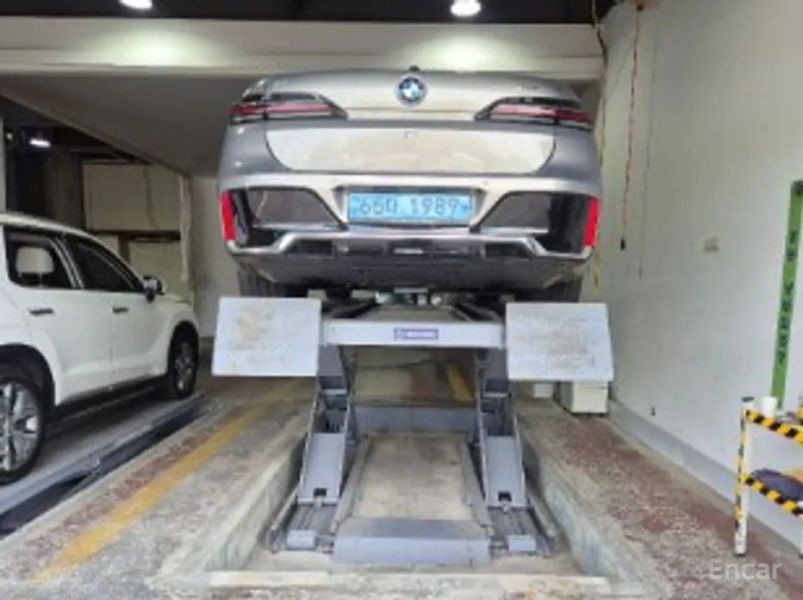 BMW i7