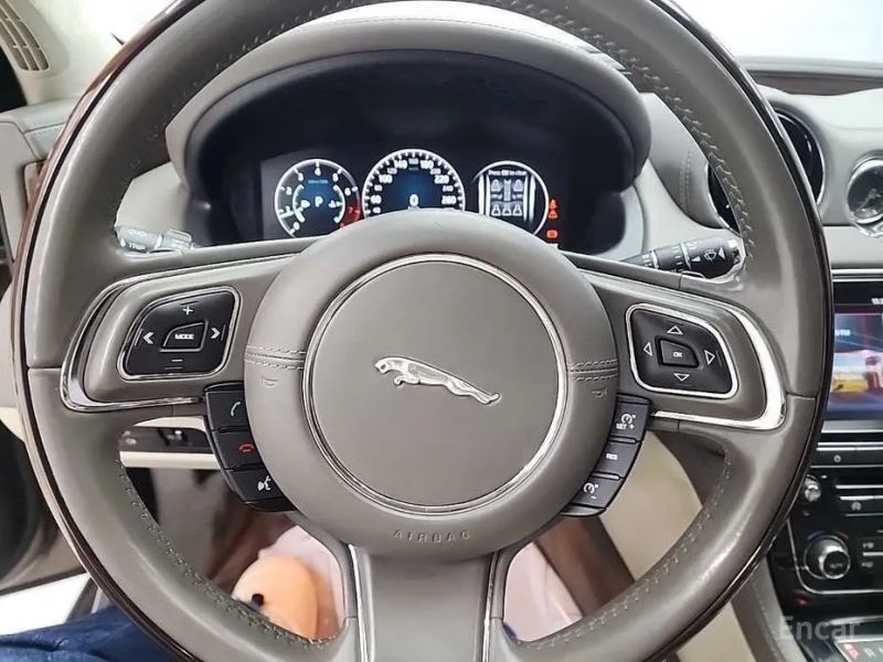 Jaguar XJ