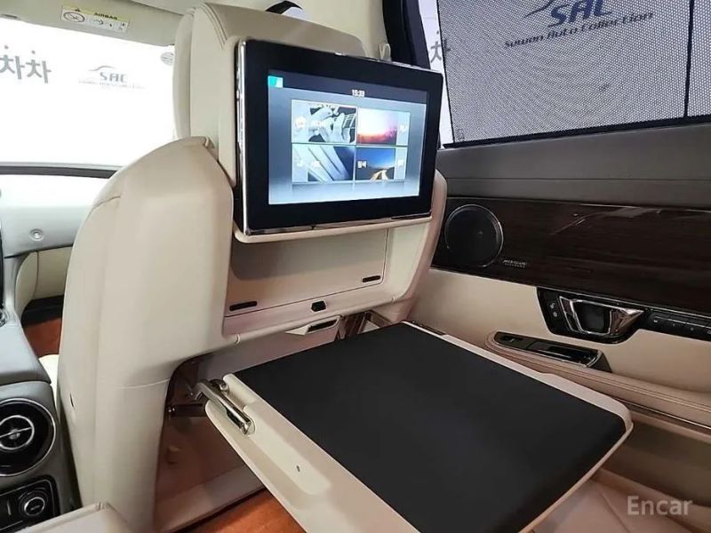 Jaguar XJ