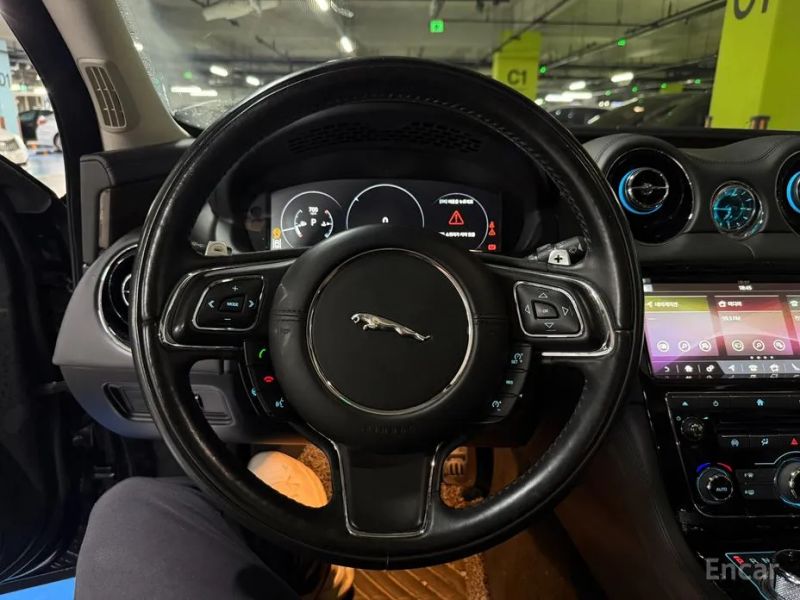 Jaguar XJ
