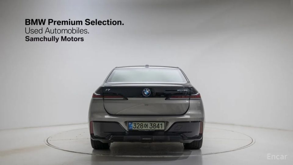 BMW i7