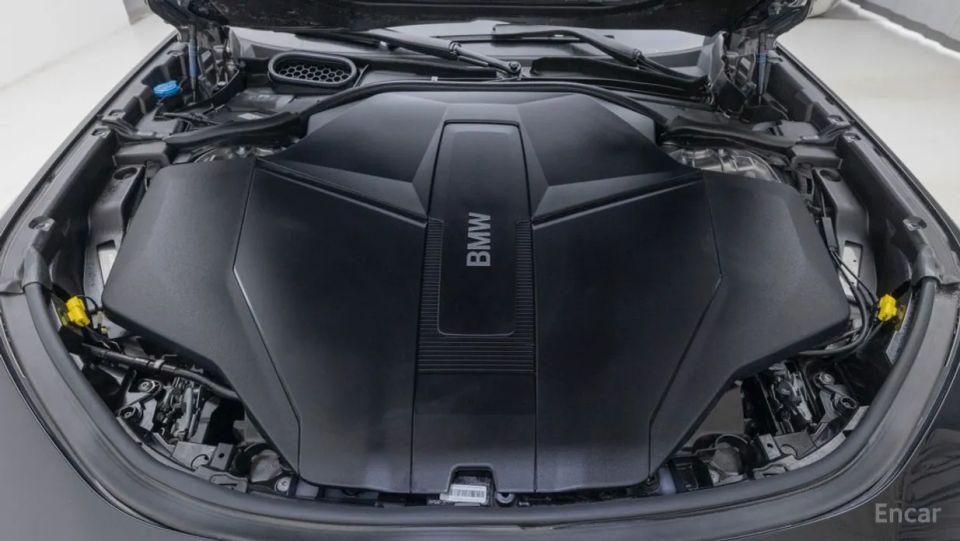 BMW i7