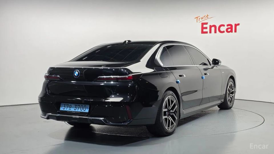 BMW i7