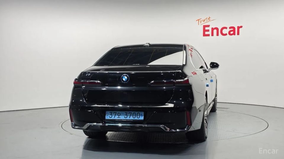 BMW i7