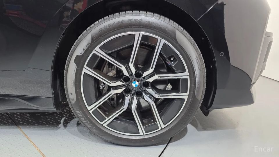 BMW i7