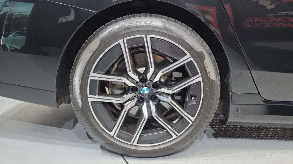 BMW i7