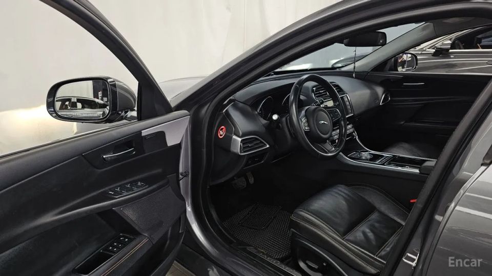 Jaguar XE