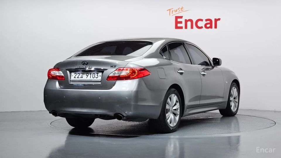 Infiniti M